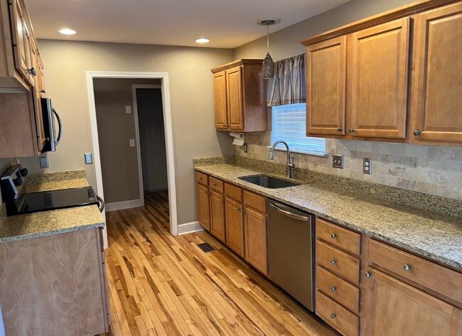 Building Photo - 305 Alexis St