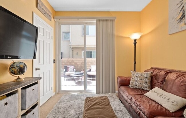 Building Photo - 4 Bed, 4 Bath Home with Solar, A/C, Washer/Dryer and 4 Parking Spaces *$1,000.00 Off One Month's ...