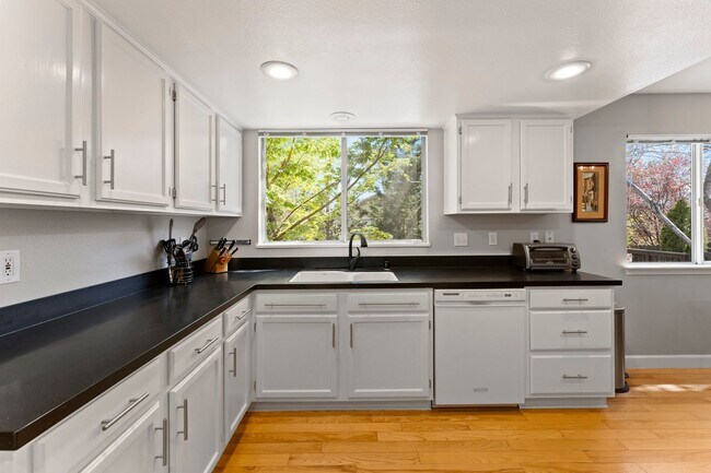 Building Photo - Fully Furnished Modern Home With Great Location