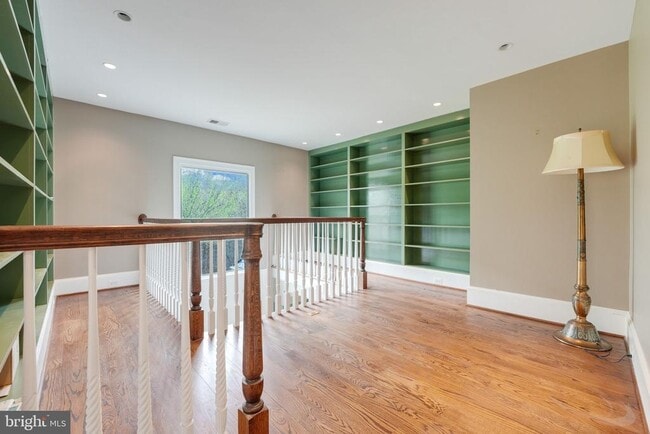 Building Photo - 9884 River Chase Way