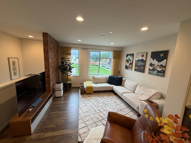 Building Photo - 540 NE Daisy Walk