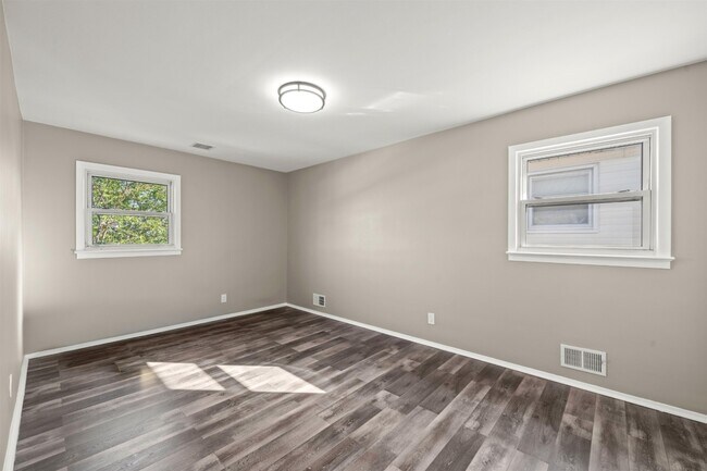 Building Photo - 516 Ave E