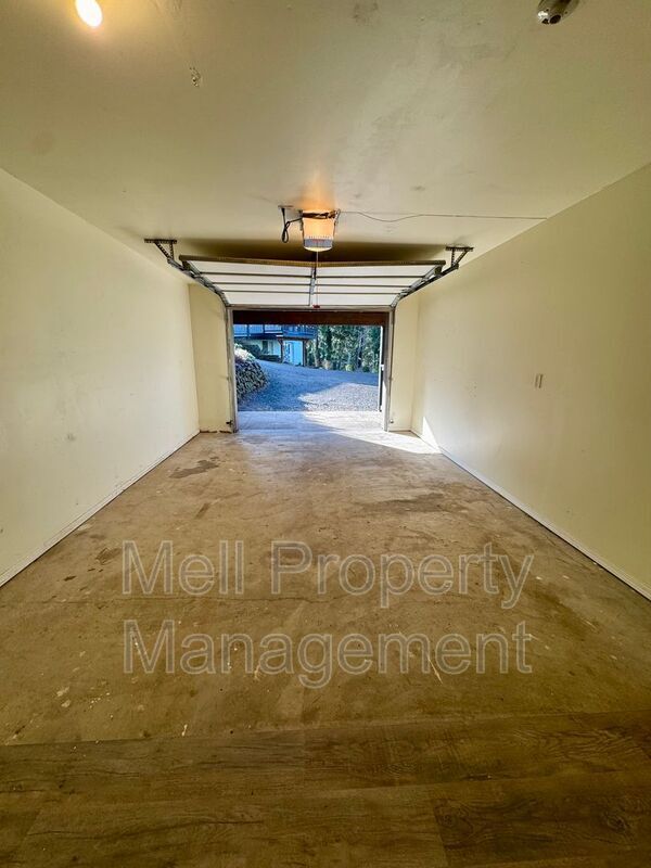 Building Photo - 490 SE Alpine Ave