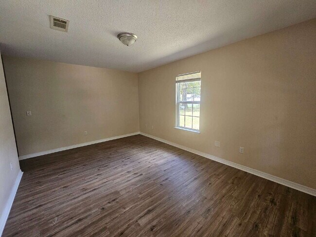 Building Photo - "Charming 3-Bed, 2-Bath Retreat Awaits!"  MOVE IN SPECIAL -- $250 off First Months Rent.