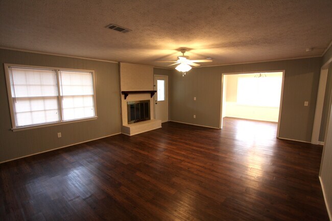 Building Photo - Newly remodeled 3bed/2bath house available...