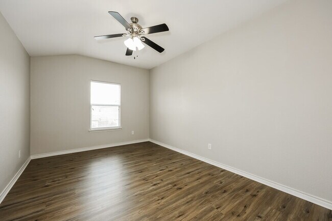 Building Photo - 824 Honey Dew Ln
