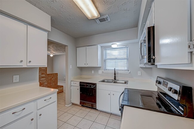 Building Photo - 24130 Silversmith Ln