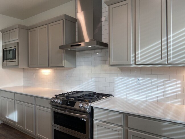 Building Photo - Exquisite 3 Bed 2.5 Bath Single Family Home