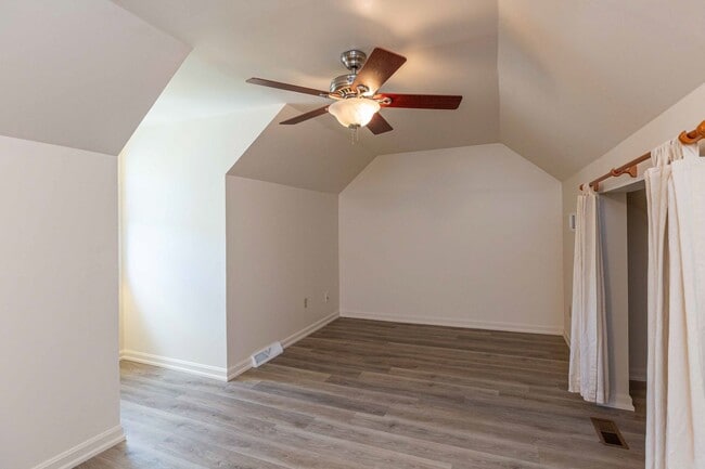 Building Photo - Updated Townhouse with Deck, Basement, New...