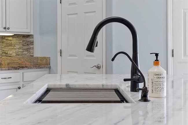 Building Photo - 231 Lakay Pl