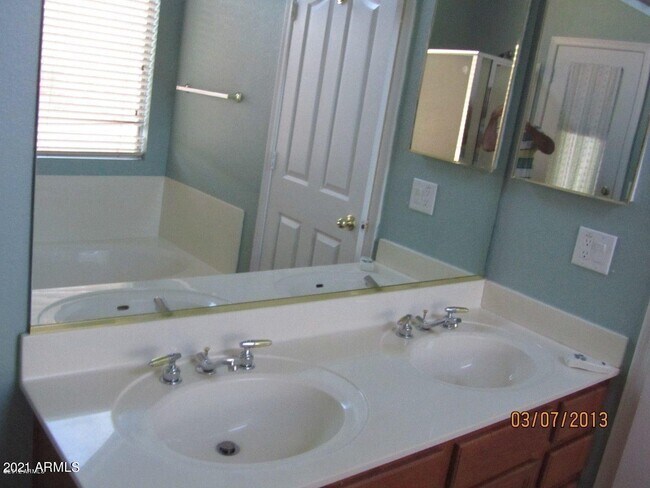 Building Photo - 4318 E Lone Cactus Dr