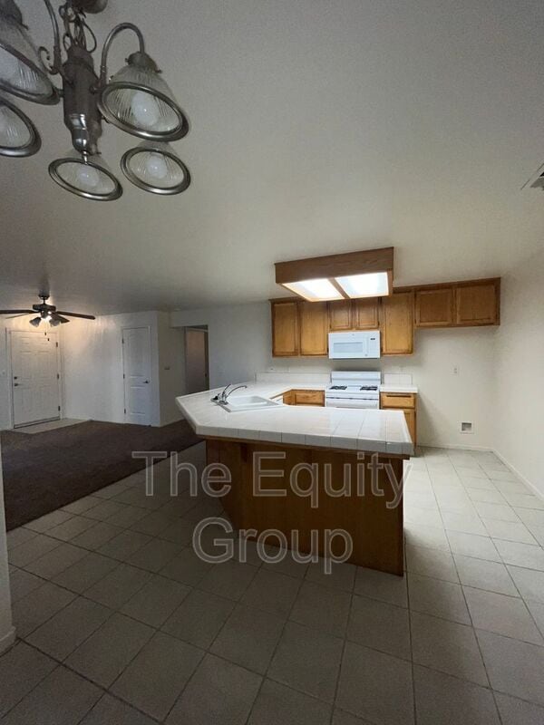 Building Photo - 2530 W Oriole Ave