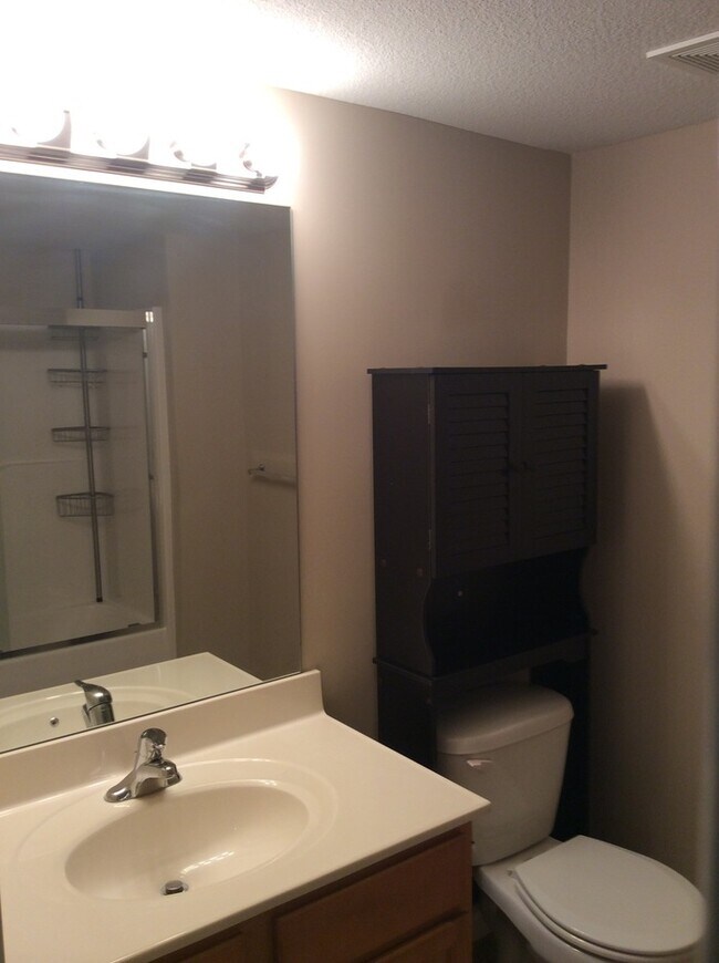 Building Photo - Beautiful Condo in North Kansas City School District!