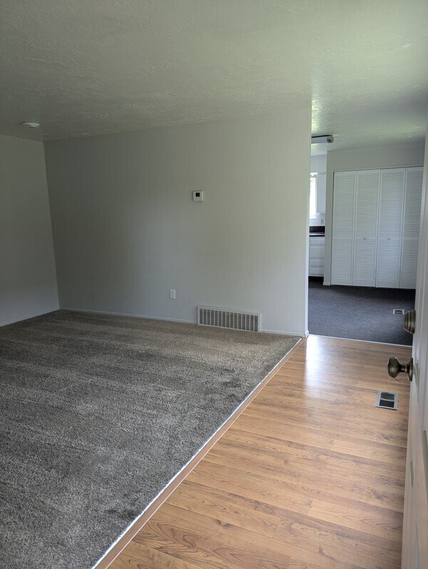 Building Photo - 4960 S 425 W