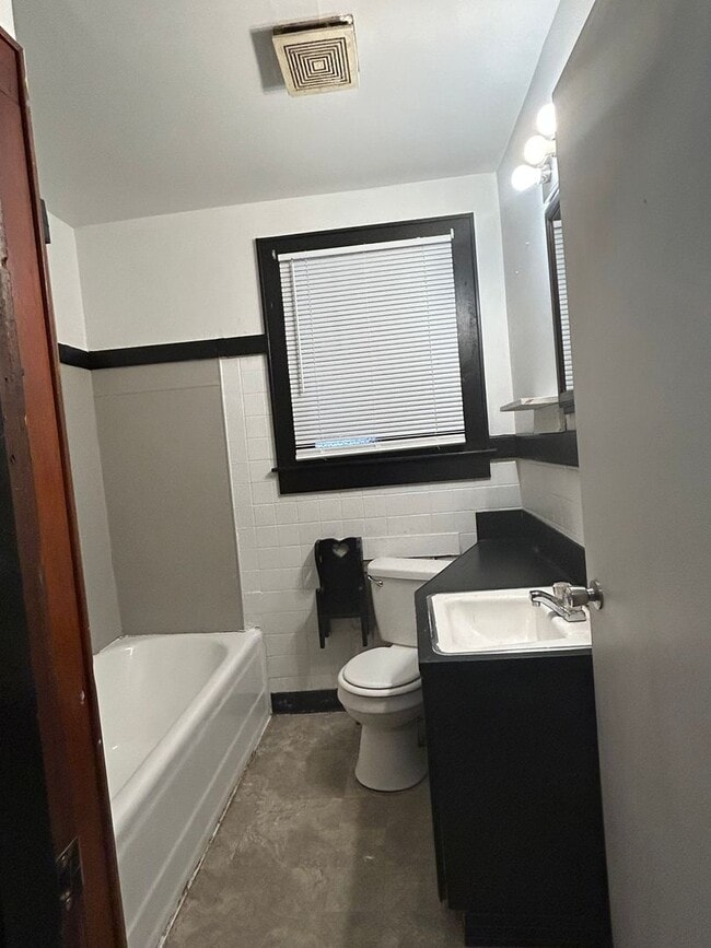 Building Photo - 1417 W 11th St