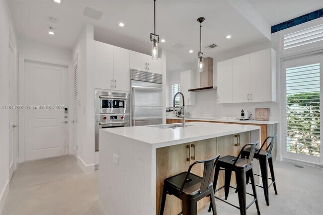 Building Photo - 3404 Ponce de Leon Blvd