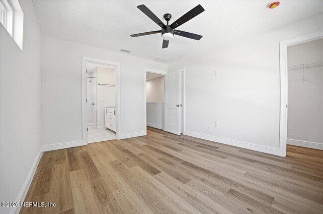 Building Photo - 206 W Fox St