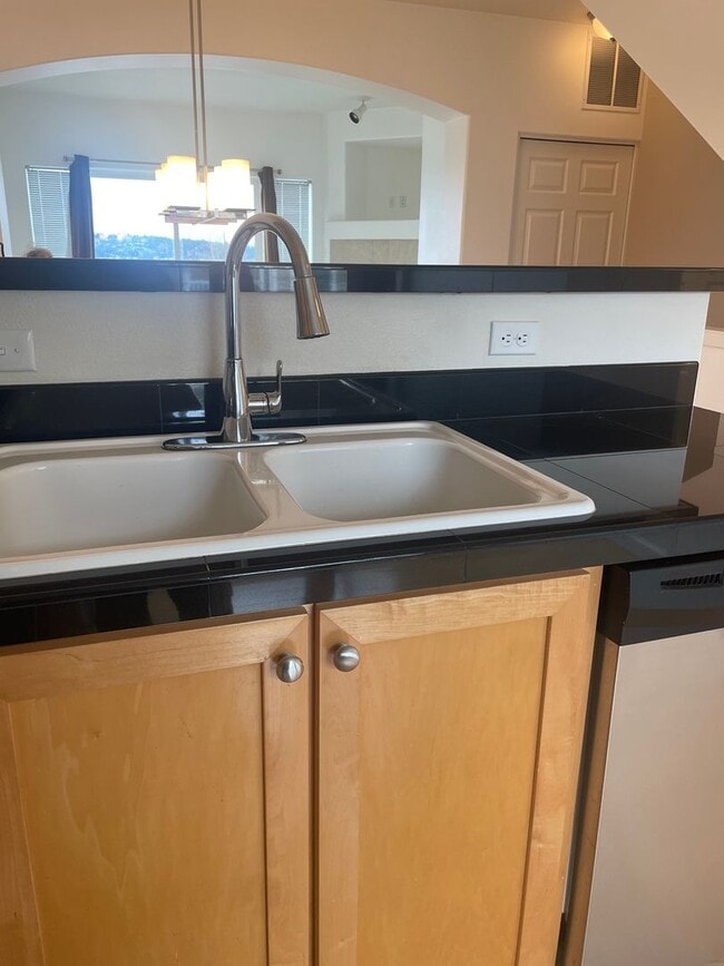 Building Photo - Beautiful Murray Hills Condo Townhome Now ...