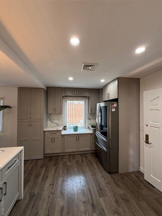 Building Photo - 1090 Pelham Pkwy S