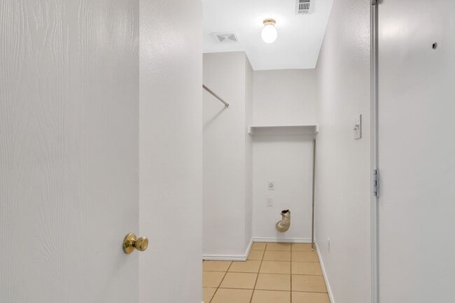 Building Photo - Charming 3 Bed, 2 Bath House with Serene Yard
