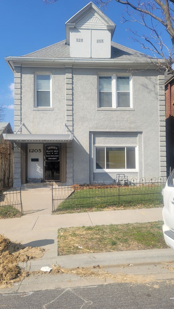 Building Photo - 3 Bedroom 1 Bathroom Duplex