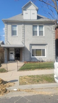 Building Photo - 3 Bedroom 1 Bathroom Duplex