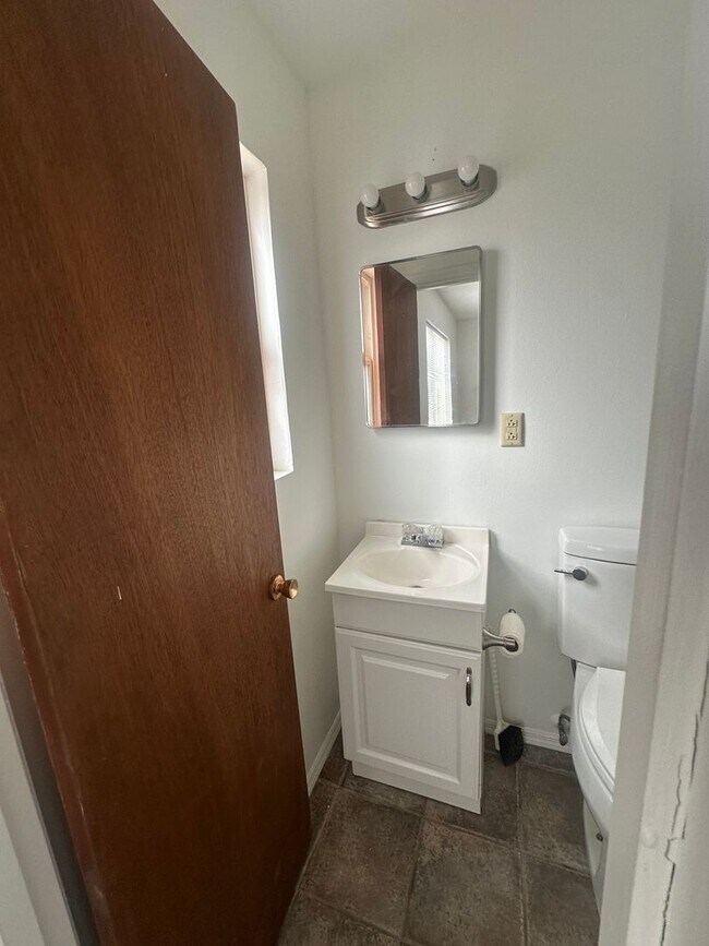 Building Photo - Welcome to this charming 3-bedroom, 2-bathroom home located in Albuquerque, NM