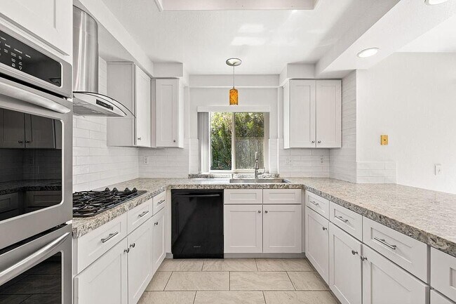 Building Photo - 43520 Via Magellan Dr