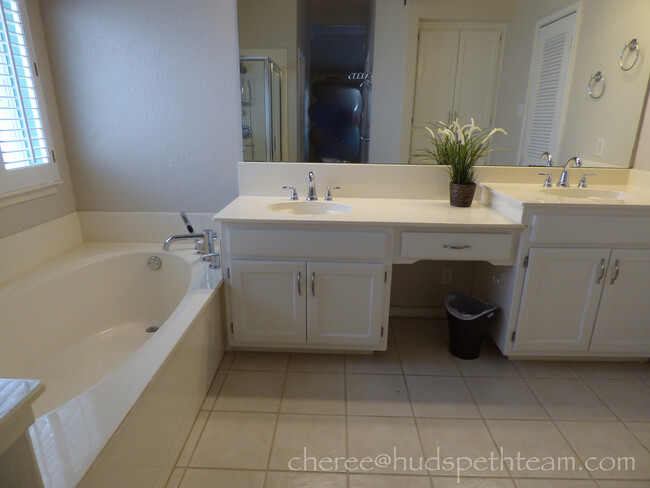 Master Bath with garden tub - 2402 Crockett Ct