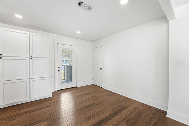 Building Photo - 3211 Park Garden Dr