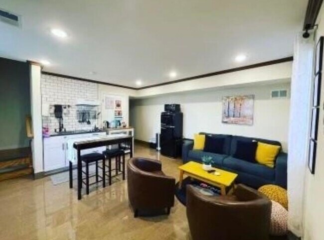 Building Photo - 86 Oak St