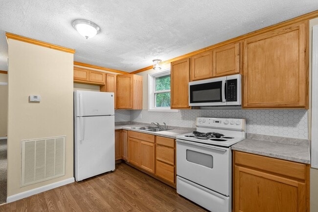 Building Photo - 3 Bedroom Home For Rent Near Needmore Road!