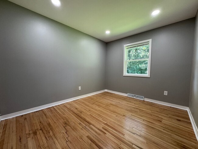 Building Photo - Beautiful 5 Bedroom 2 Bathroom Home + Den ...