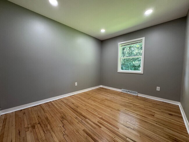 Building Photo - Stunning 5 Bedroom 2 Bathroom Home + Den i...