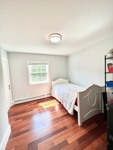 Building Photo - 1375 Louisquissett Pike