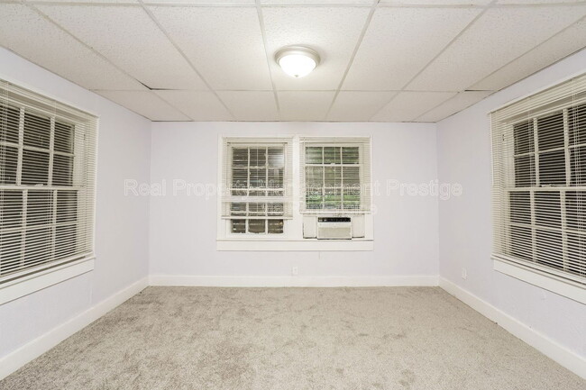 Building Photo - 117 6th Ave N