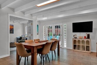 Building Photo - 211 Lessin Ln