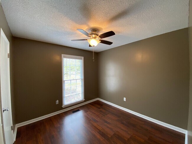 Building Photo - 221 Ridgewood Dr