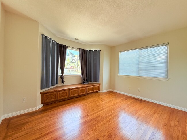 Building Photo - 4766 Elmhurst Dr