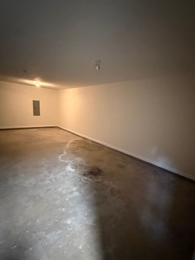 Building Photo - 4 Bedroom 3 Bath Specious Home