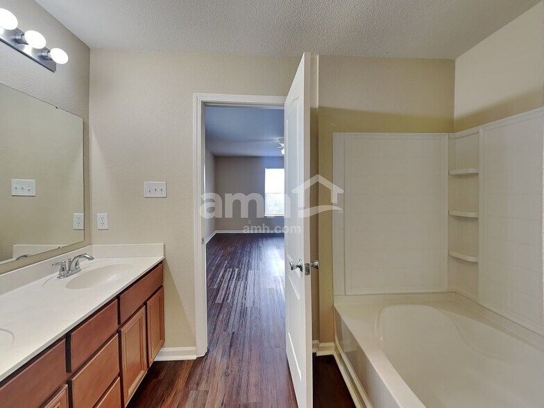 Building Photo - 1622 Carriage Cir