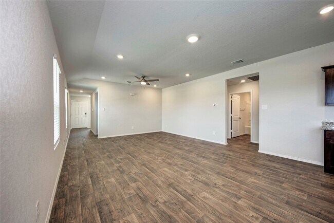 Building Photo - 105 Calgary Ln