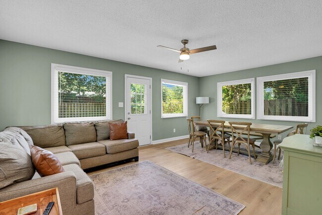 Building Photo - Fully Furnished Home in the Heart of Southside Savannah!