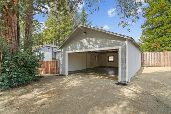 Building Photo - 789 Cañada Rd