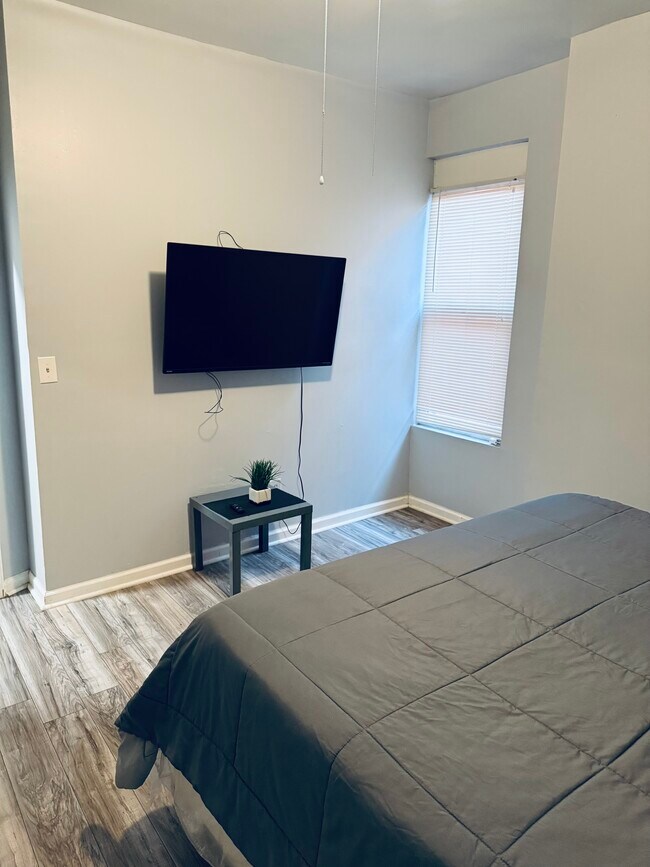 Building Photo - 3209 Iowa Ave