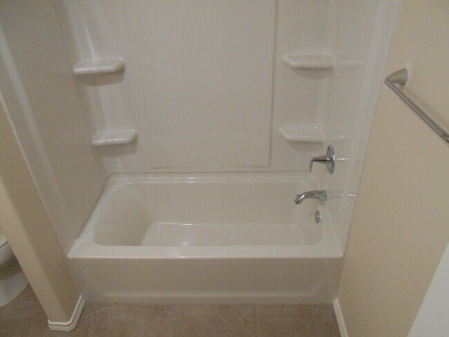 Building Photo - 6 or 12 month lease! Half off first full m...