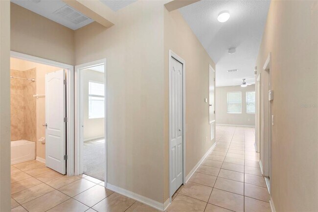 Building Photo - 215 Lakeshore Dr