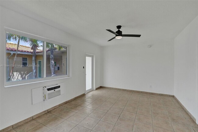 Building Photo - 2160 Bay Dr