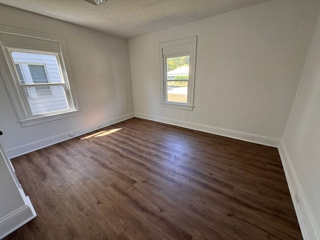 Building Photo - Spacious 2bed/1bath