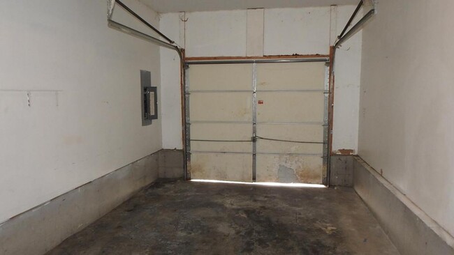 Building Photo - 620 N Hocker Ave